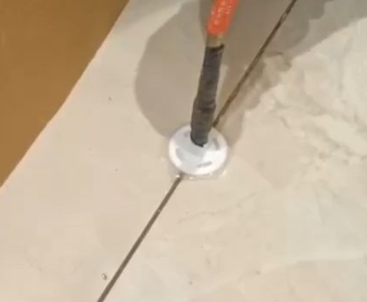 无为瓷砖空鼓维修公司专业解答瓷砖在铺贴过程中，如果没有涂抹均匀到位的粘结材料（如水泥砂浆或瓷砖胶），可能会导致以下问题